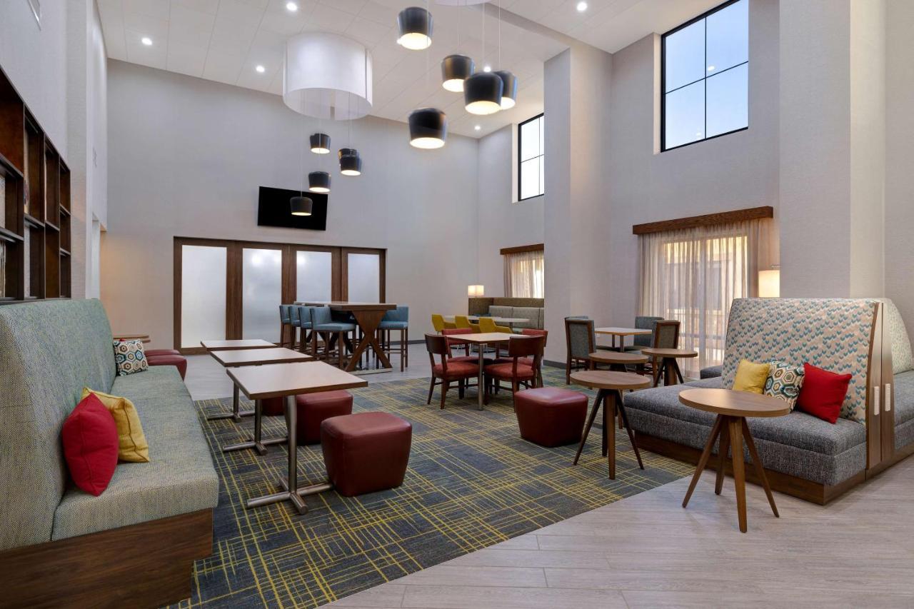 Hampton Inn & Suites Marina Exteriör bild