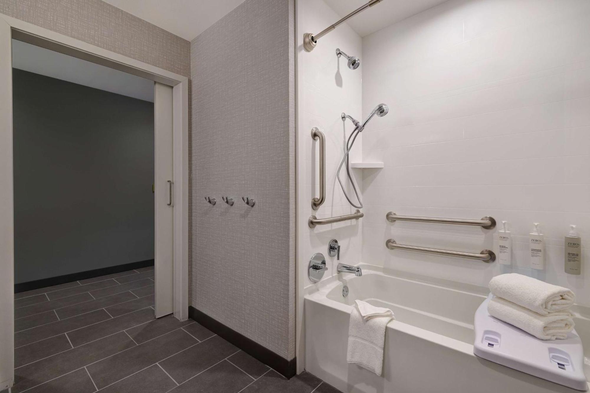Hampton Inn & Suites Marina Exteriör bild