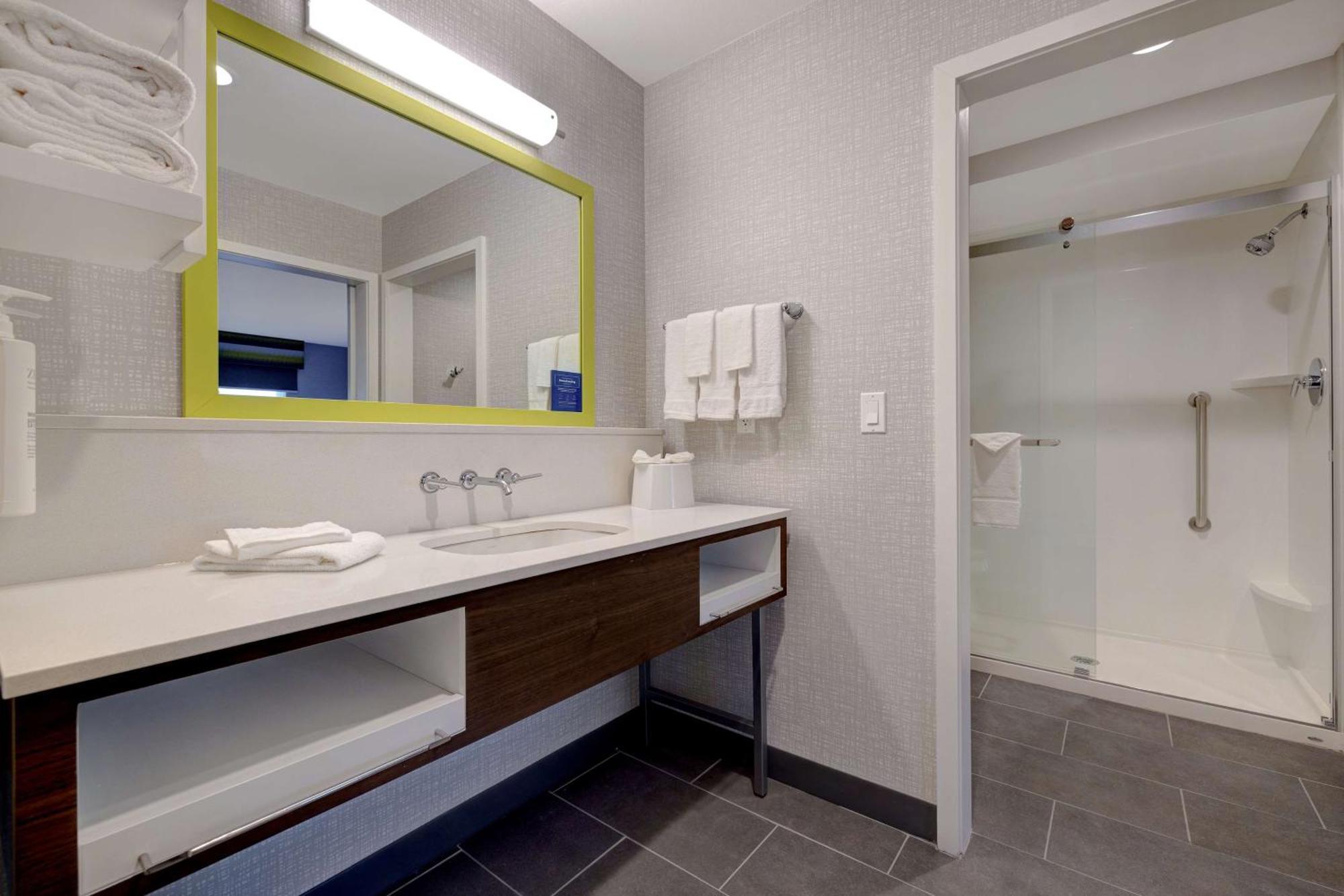 Hampton Inn & Suites Marina Exteriör bild