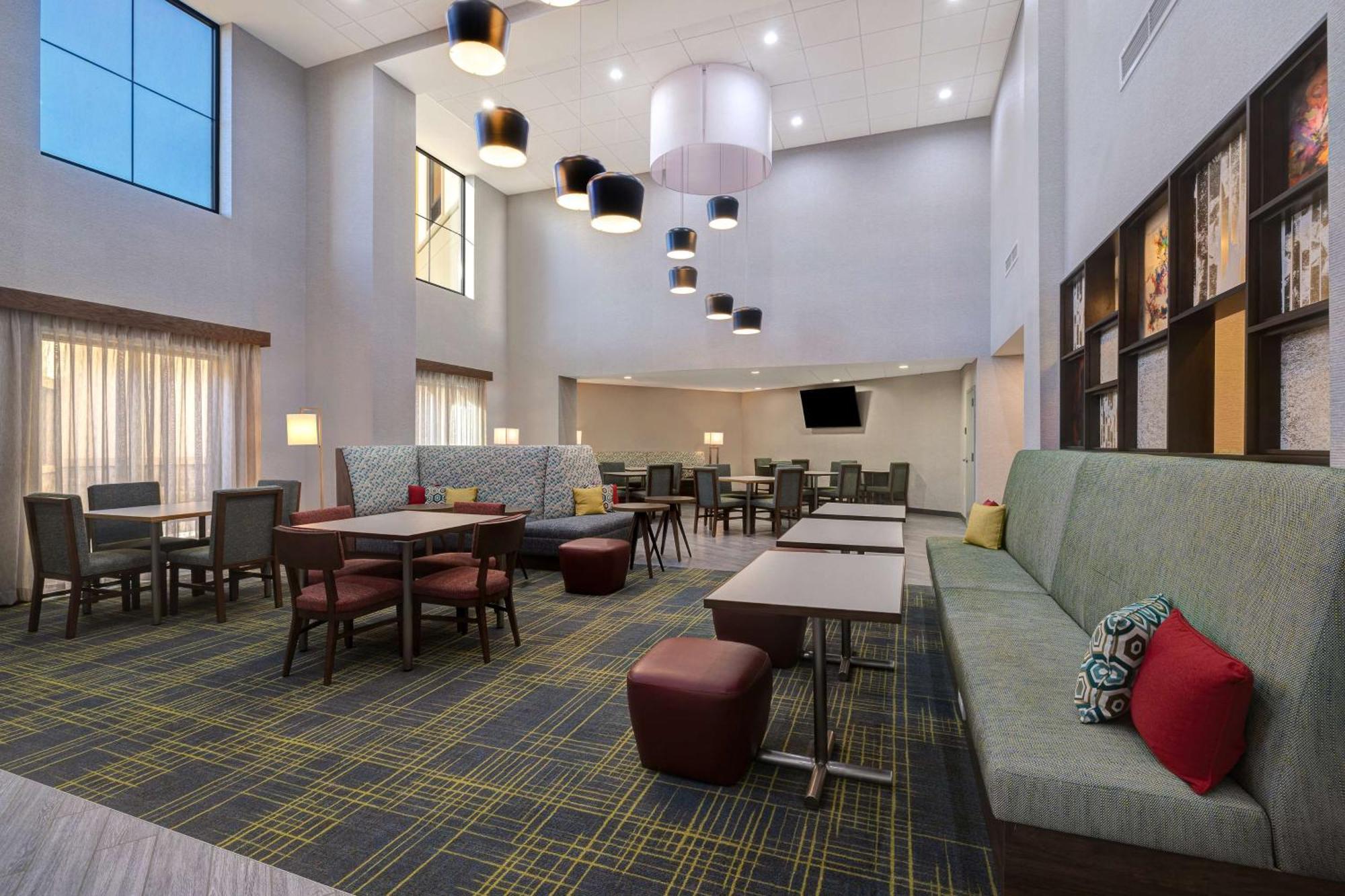 Hampton Inn & Suites Marina Exteriör bild